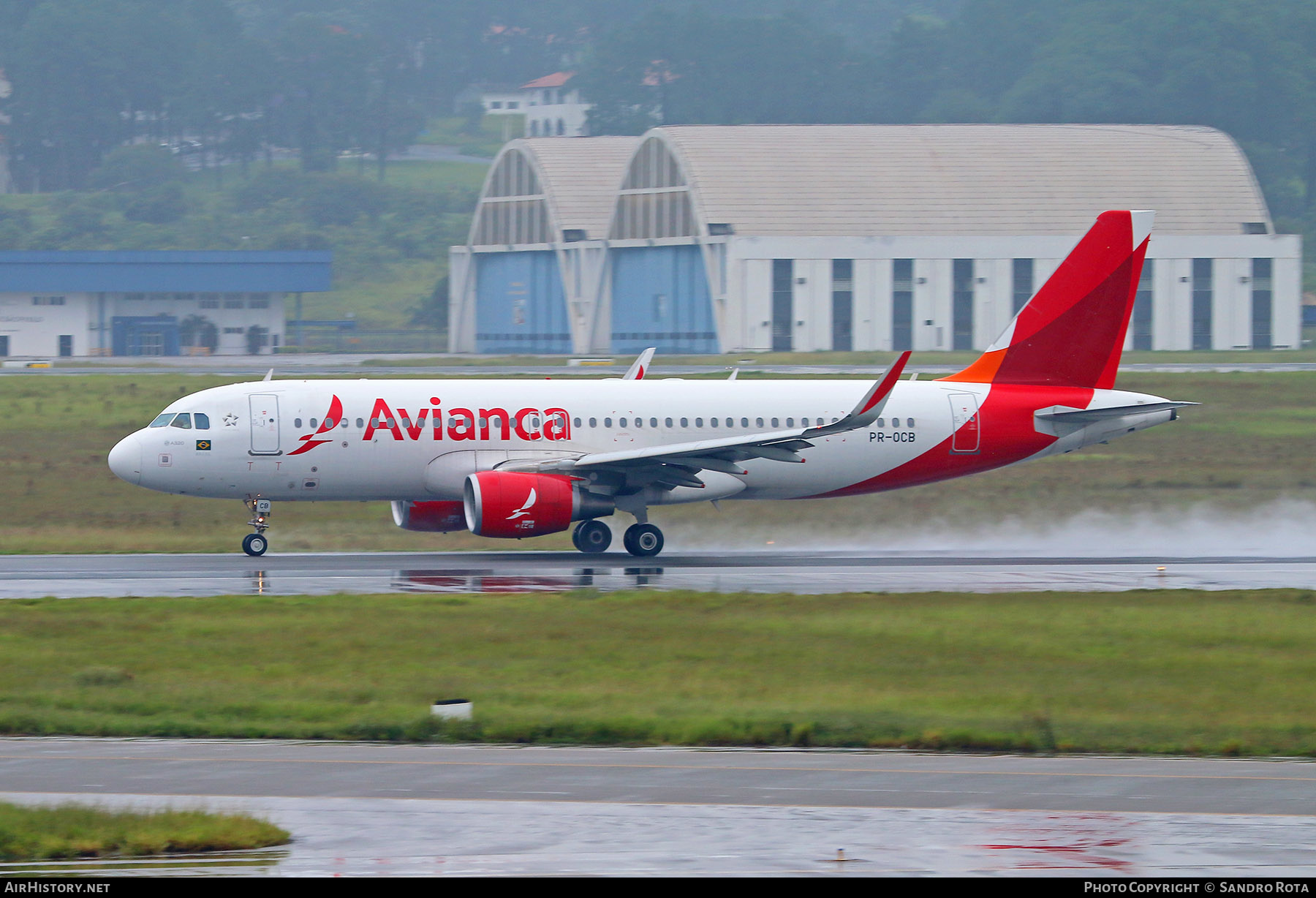 Aircraft Photo of PR-OCB | Airbus A320-214 | Avianca | AirHistory.net #481656