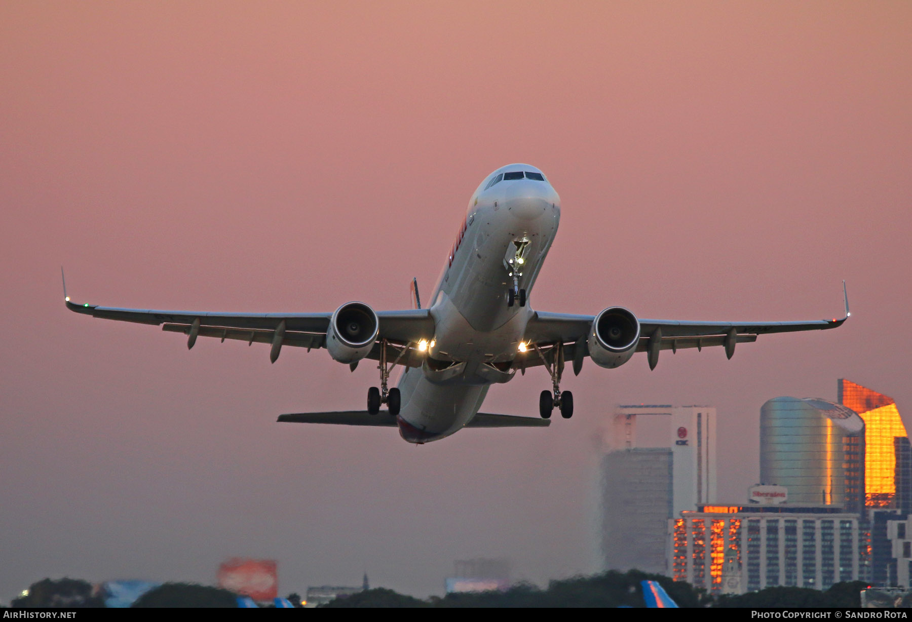 Aircraft Photo of PT-XPN | Airbus A321-211 | TAM Linhas Aéreas | AirHistory.net #481675