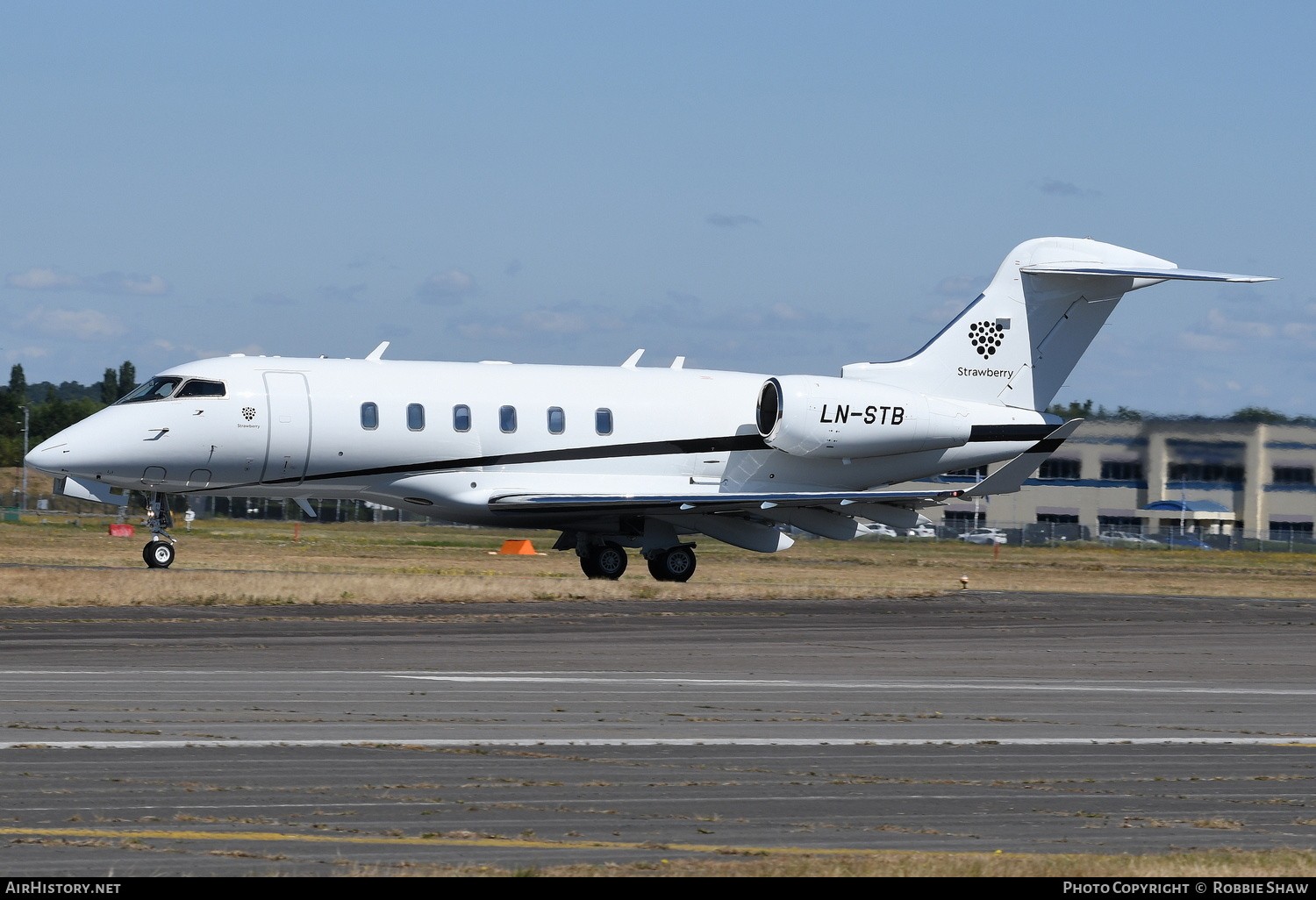 Aircraft Photo of LN-STB | Bombardier Challenger 350 (BD-100-1A10) | Sundt Air | AirHistory.net #481855