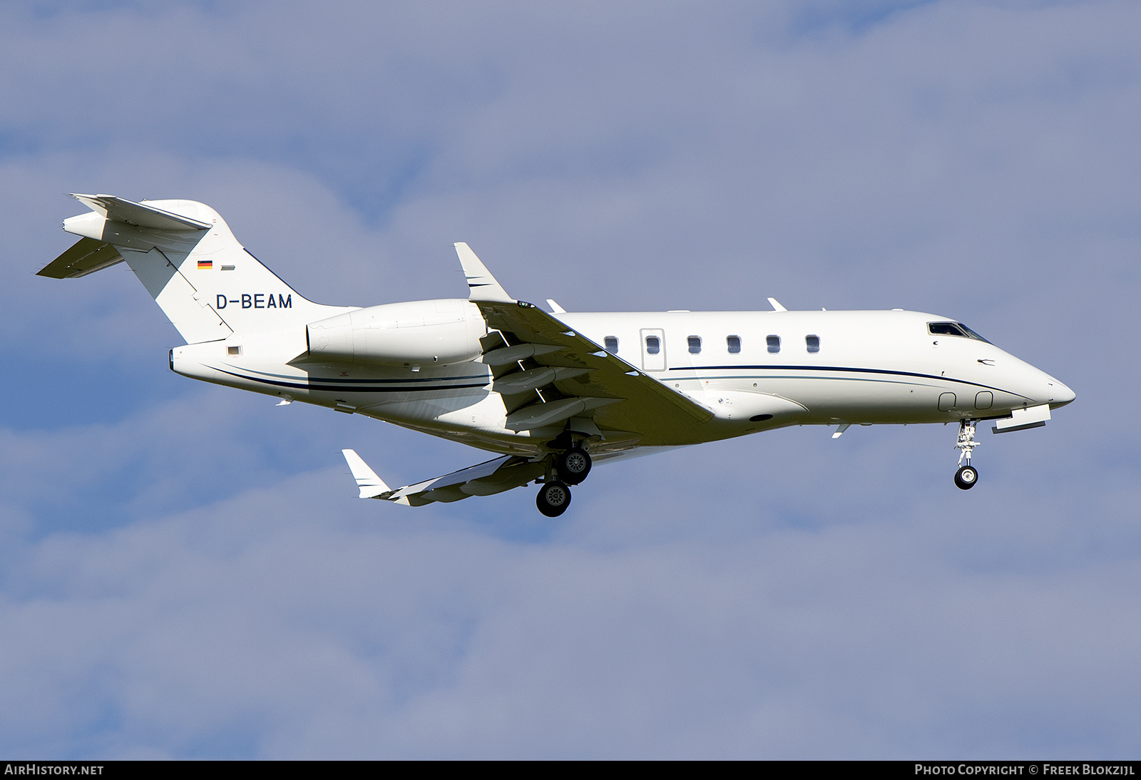 Aircraft Photo of D-BEAM | Bombardier Challenger 300 (BD-100-1A10) | AirHistory.net #482314