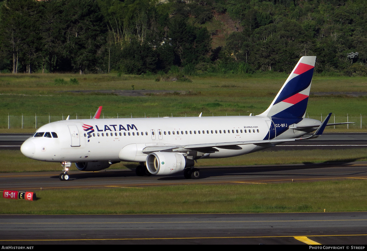 Aircraft Photo of CC-BFJ | Airbus A320-214 | LATAM Airlines | AirHistory.net #484834