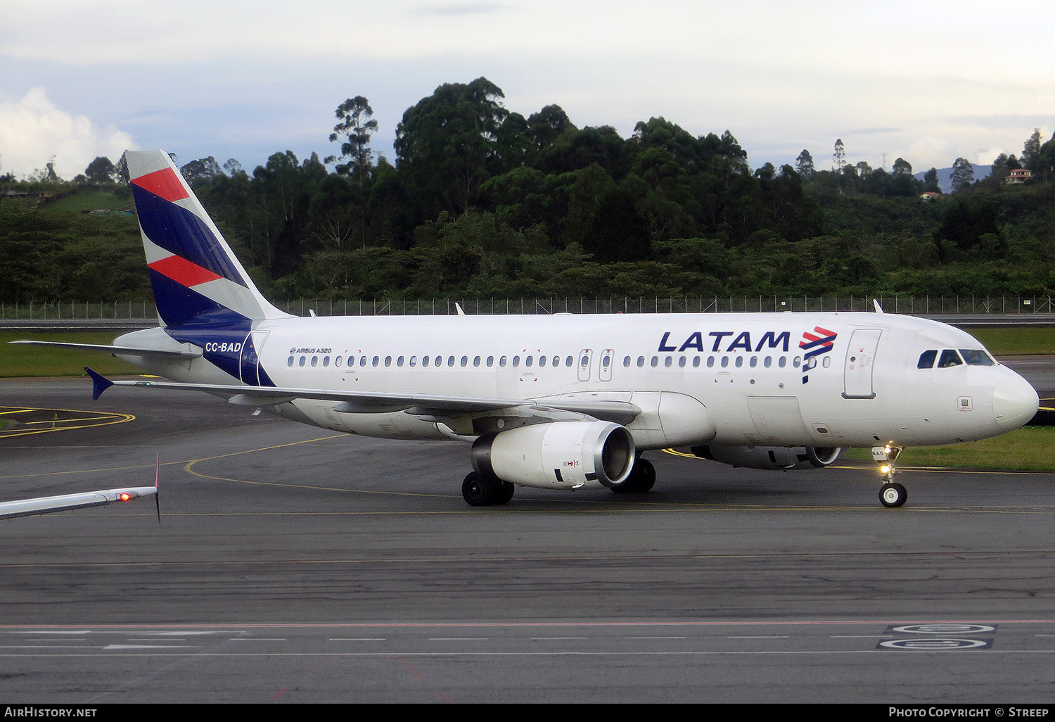 Aircraft Photo of CC-BAD | Airbus A320-233 | LATAM Airlines | AirHistory.net #484849