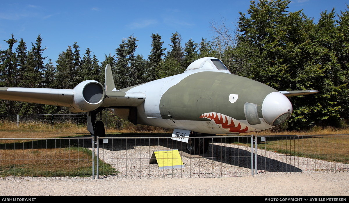 Aircraft Photo of XM264 | English Electric Canberra B(I)8 | UK - Air Force | AirHistory.net #486749