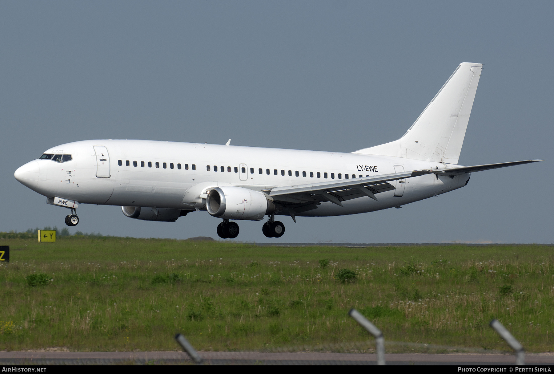 Aircraft Photo of LY-EWE | Boeing 737-33R | AirHistory.net #487080