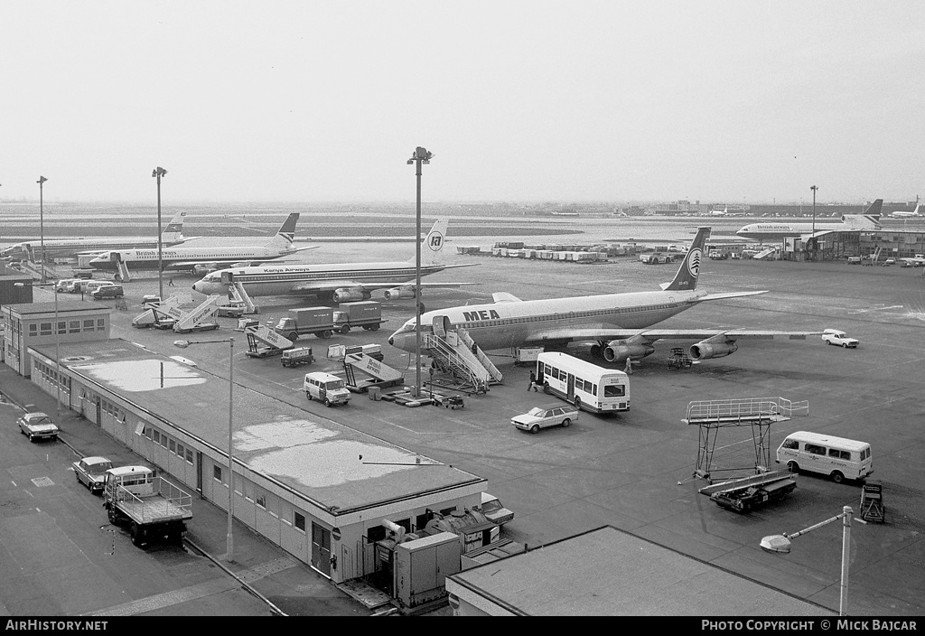 Airport photo of London - Heathrow (EGLL / LHR) in England, United Kingdom | AirHistory.net #487620