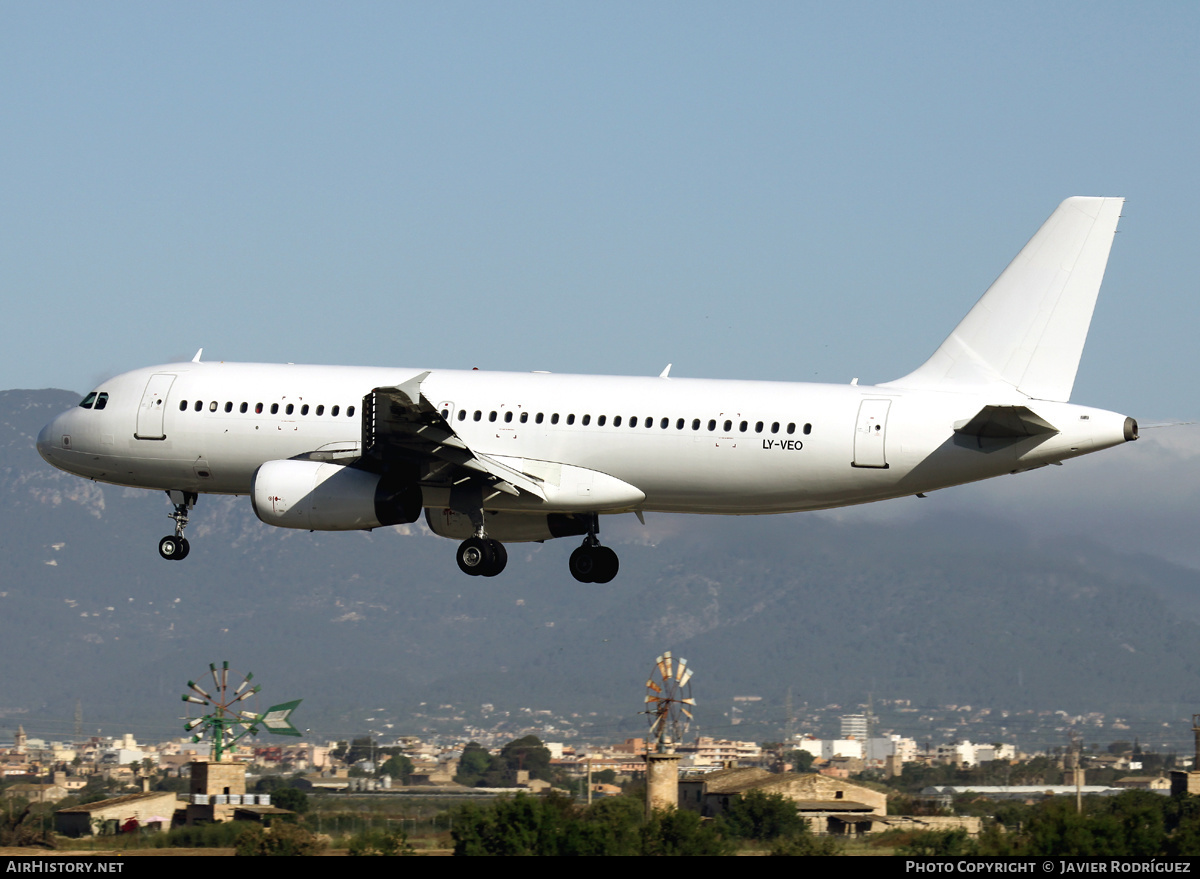 Aircraft Photo of LY-VEO | Airbus A320-233 | AirHistory.net #487837