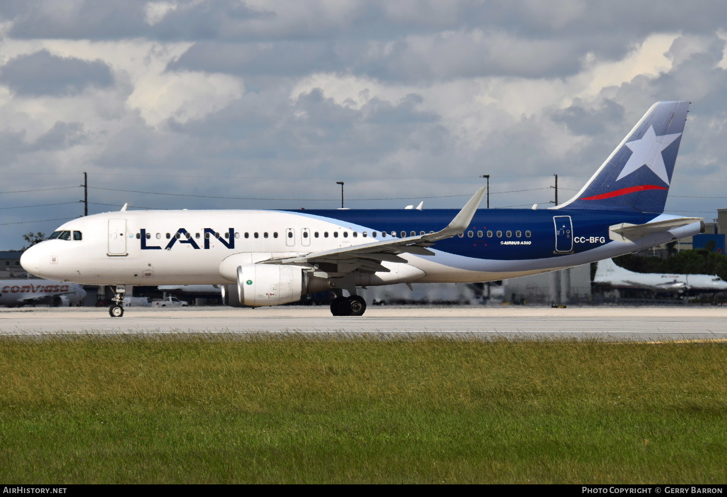 Aircraft Photo of CC-BFG | Airbus A320-214 | LAN Airlines - Línea Aérea Nacional | AirHistory.net #488750