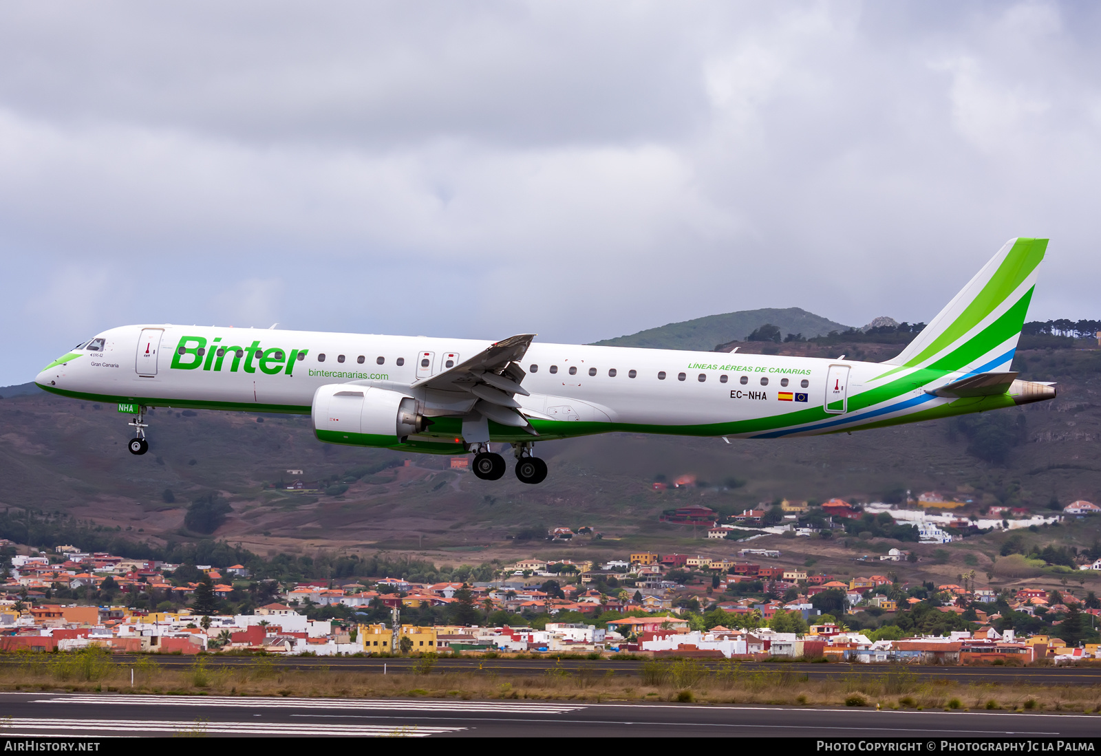 Aircraft Photo of EC-NHA | Embraer 195-E2 (ERJ-190-400) | Binter Canarias | AirHistory.net #489004