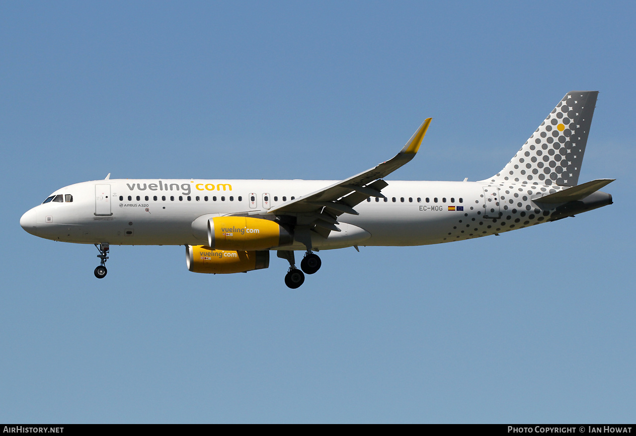 Aircraft Photo of EC-MOG | Airbus A320-232 | Vueling Airlines | AirHistory.net #489864