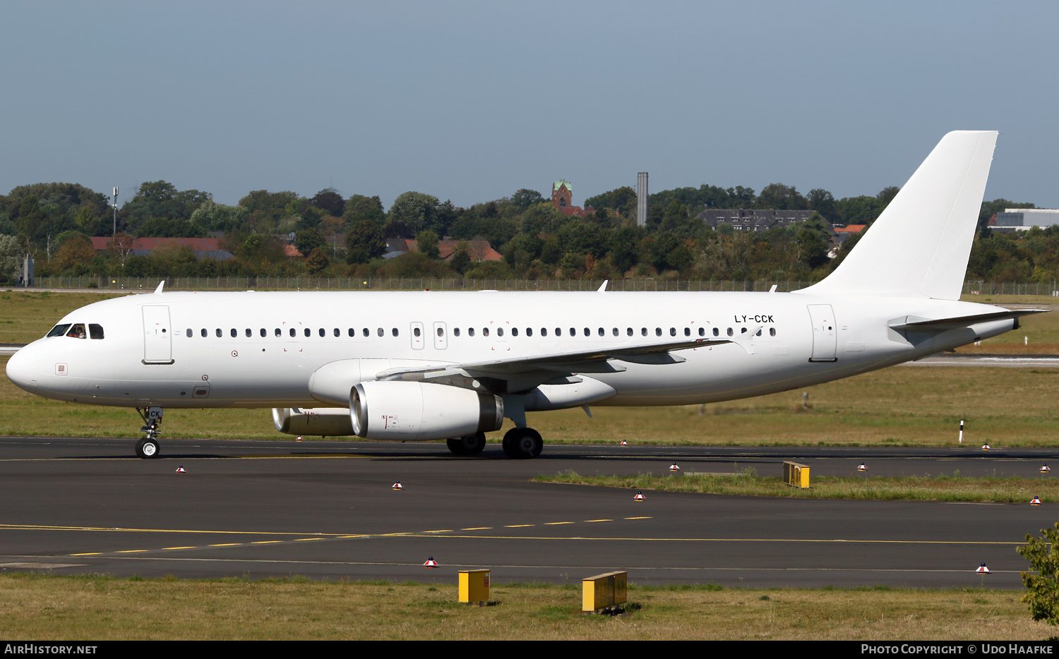 Aircraft Photo of LY-CCK | Airbus A320-232 | AirHistory.net #490416