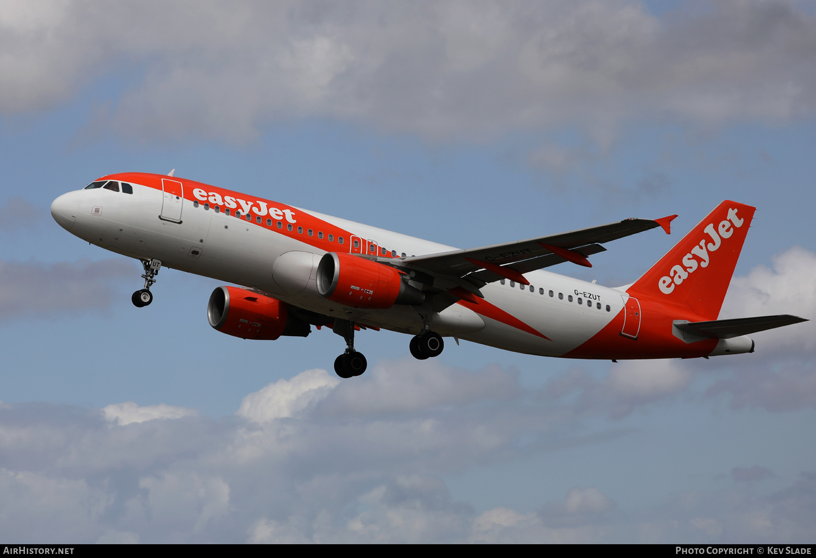 Aircraft Photo of G-EZUT | Airbus A320-214 | EasyJet | AirHistory.net #491025