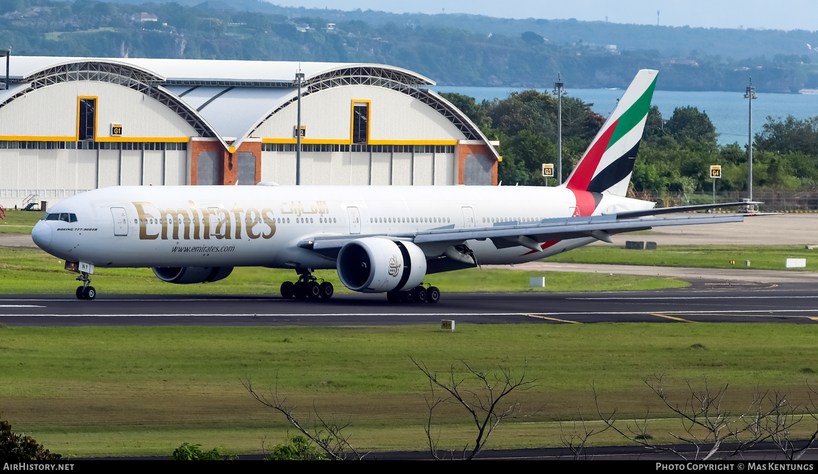 Aircraft Photo of A6-ENY | Boeing 777-31H/ER | Emirates | AirHistory.net #493220