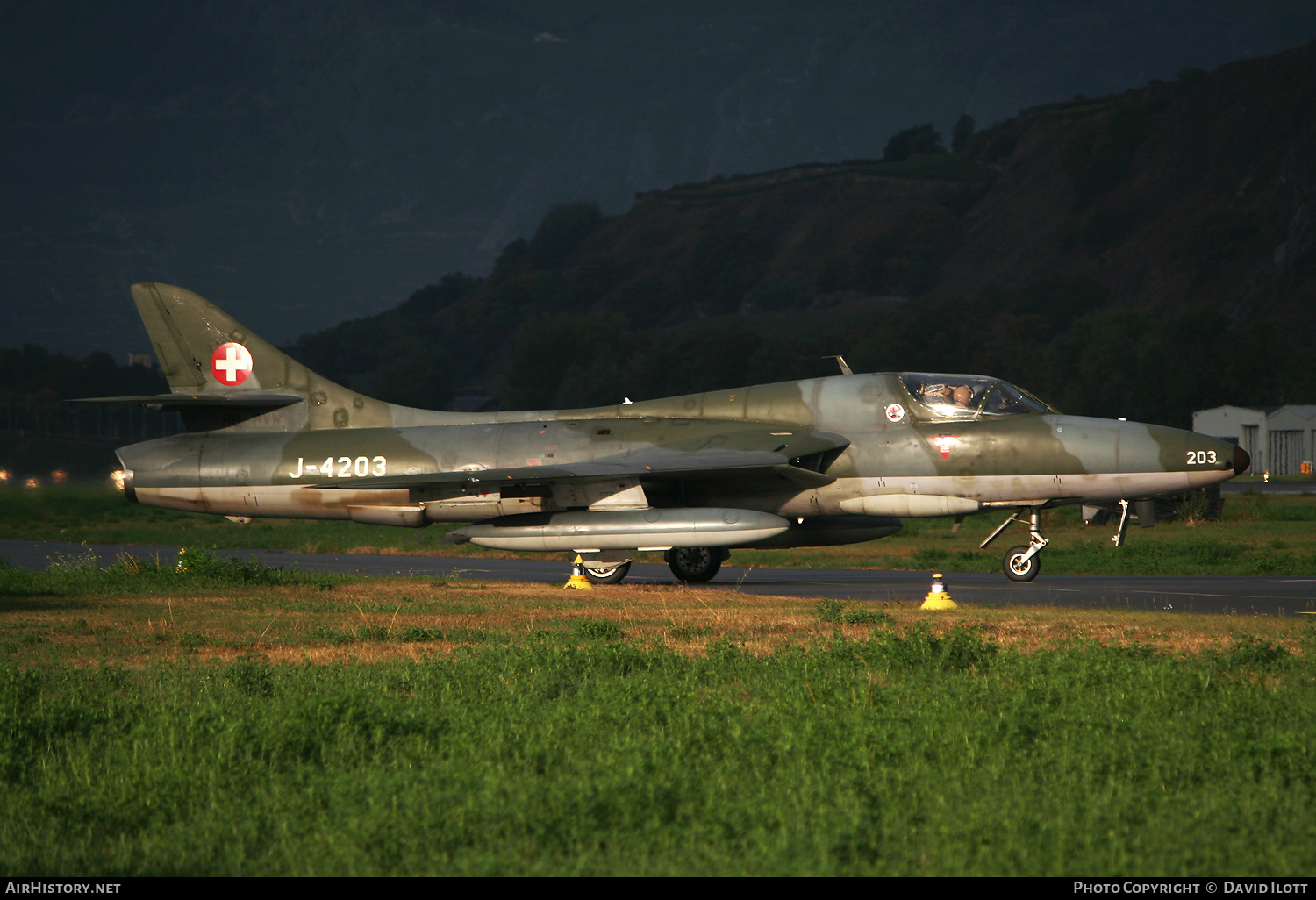 Aircraft Photo of HB-RVW / J-4203 | Hawker Hunter T68 | Switzerland - Air Force | AirHistory.net #493359