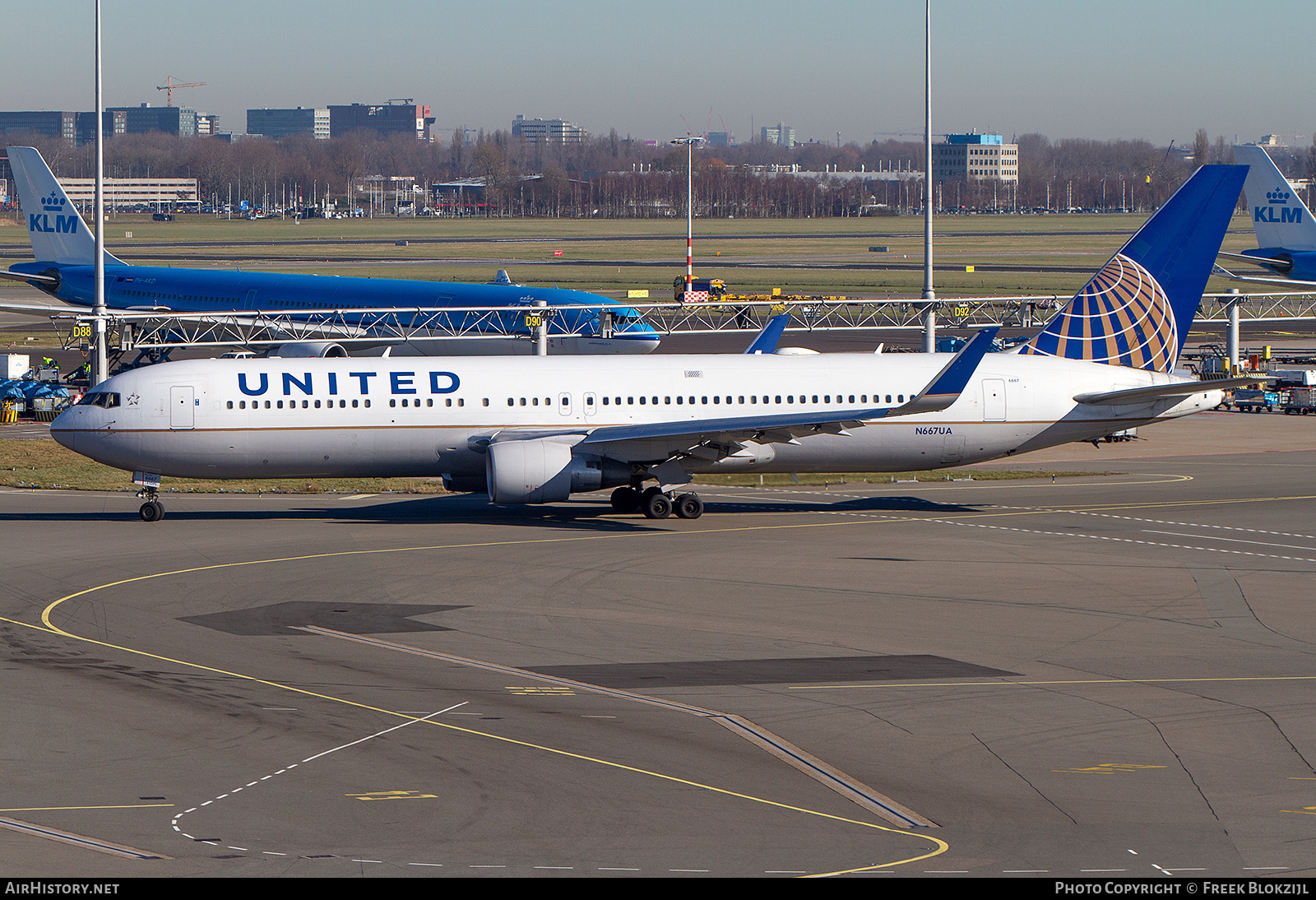 Aircraft Photo of N667UA | Boeing 767-322/ER | United Airlines | AirHistory.net #494980