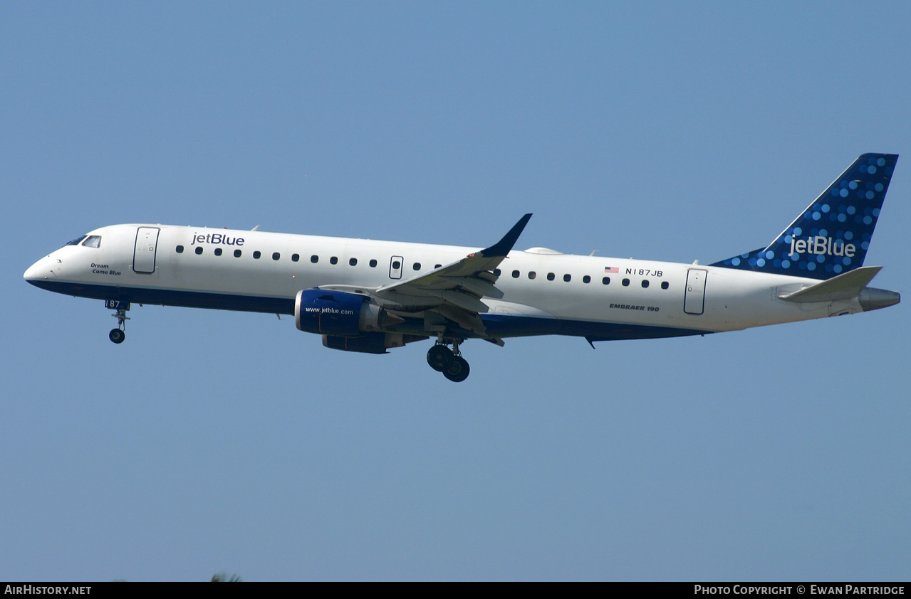 Aircraft Photo of N187JB | Embraer 190AR (ERJ-190-100IGW) | AirHistory.net #495812