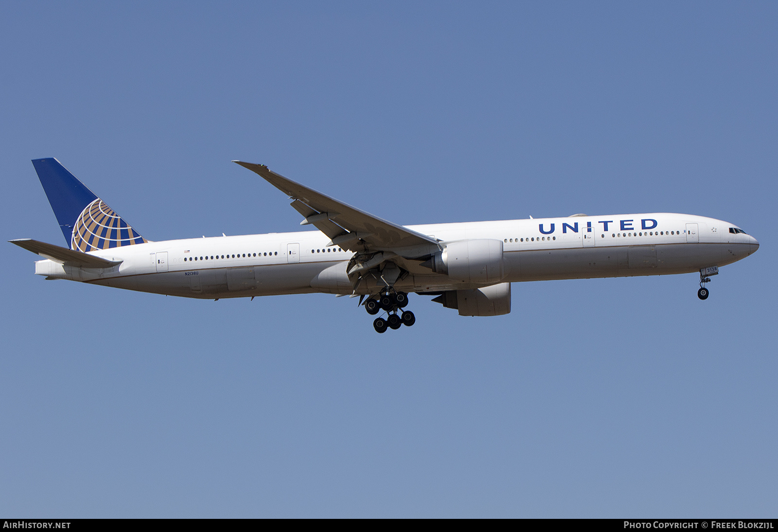 Aircraft Photo of N2138U | Boeing 777-300/ER | United Airlines | AirHistory.net #496370