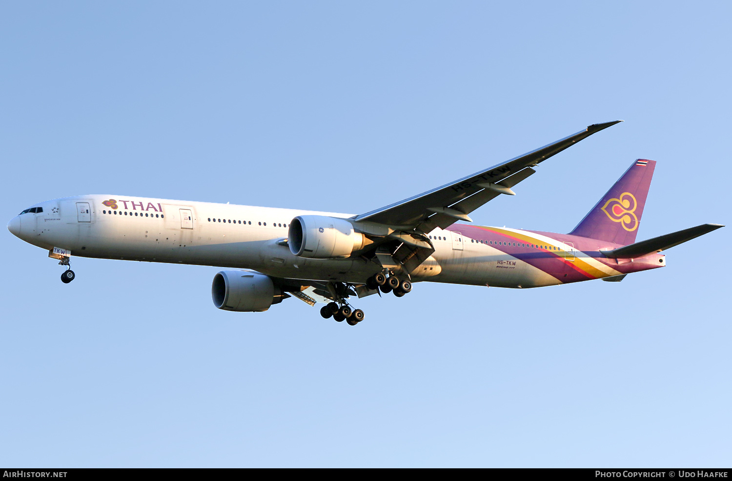 Aircraft Photo of HS-TKW | Boeing 777-3D7/ER | Thai Airways International | AirHistory.net #499191
