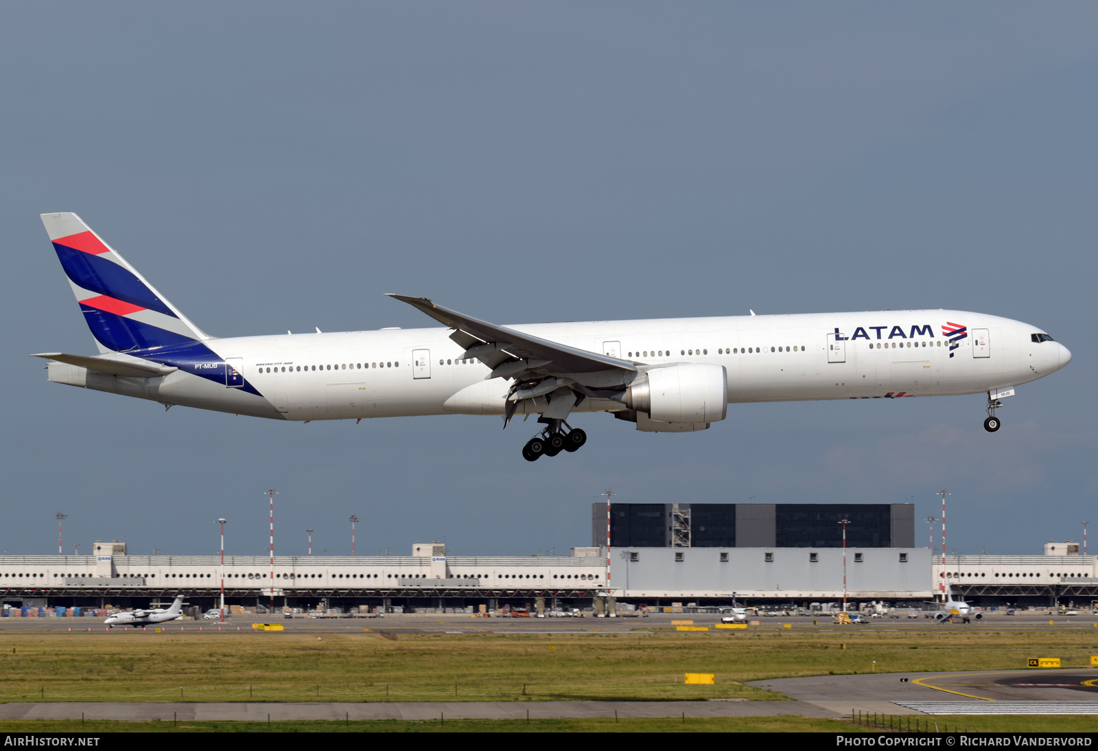 Aircraft Photo of PT-MUB | Boeing 777-32W/ER | LATAM Airlines | AirHistory.net #499788
