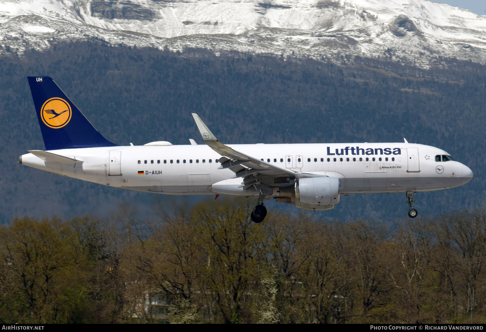 Aircraft Photo of D-AIUH | Airbus A320-214 | Lufthansa | AirHistory.net #499872