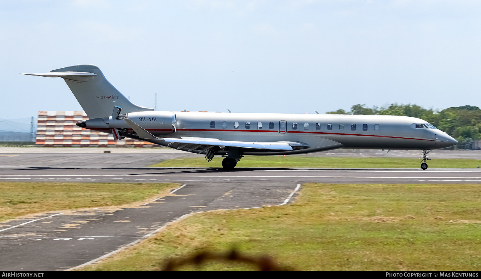 Aircraft Photo of 9H-VIH | Bombardier Global 7500 (BD-700-2A12) | VistaJet | AirHistory.net #501050