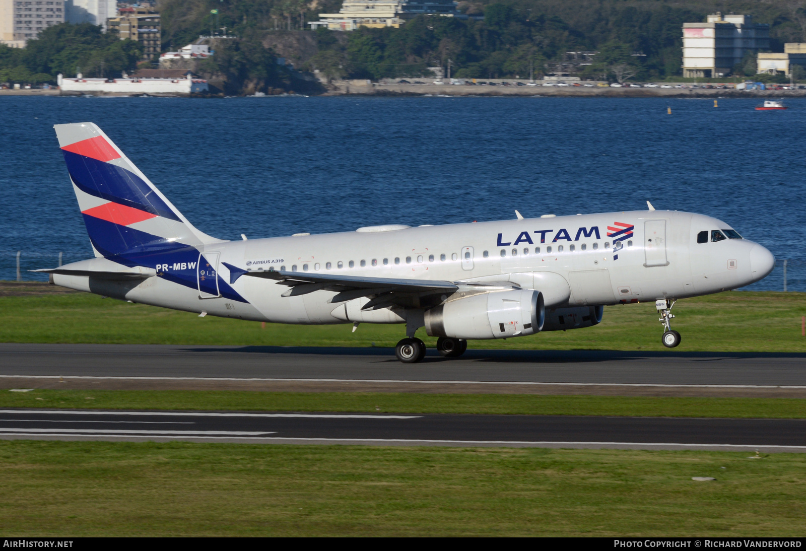 Aircraft Photo of PR-MBW | Airbus A319-132 | LATAM Airlines | AirHistory.net #503309
