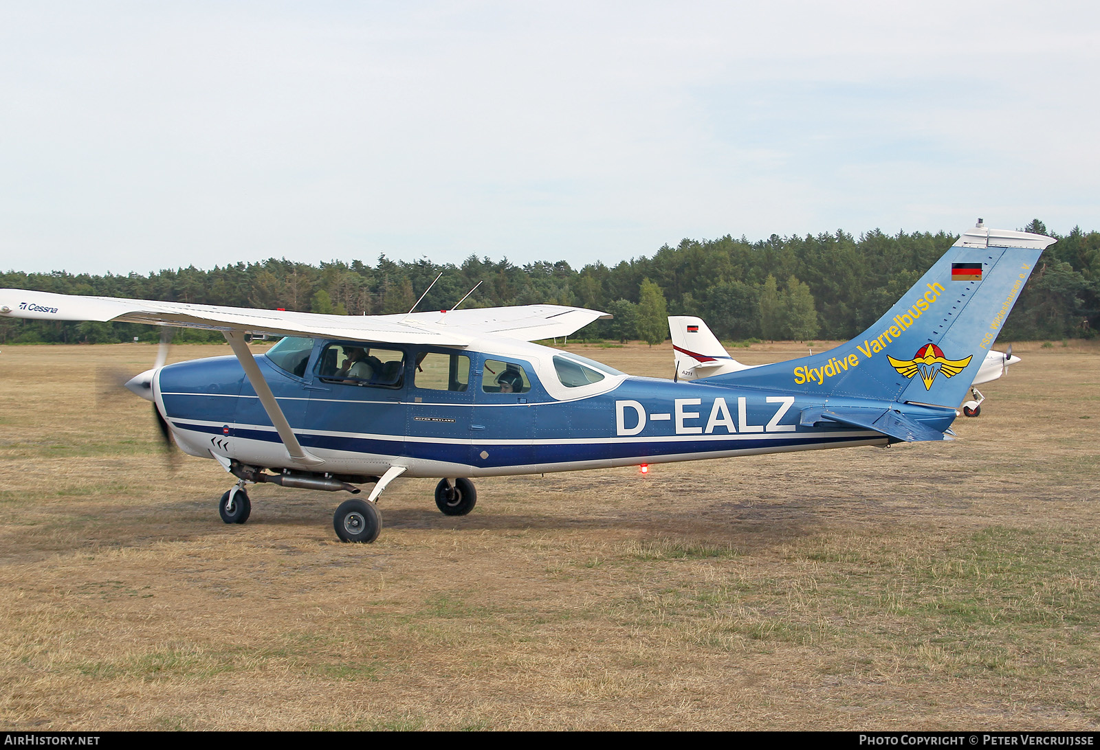 Aircraft Photo of D-EALZ | Cessna P206D Super Skylane | Skydive Varrelbusch - Fallschirmsportgruppe Wildeshausen | AirHistory.net #503369