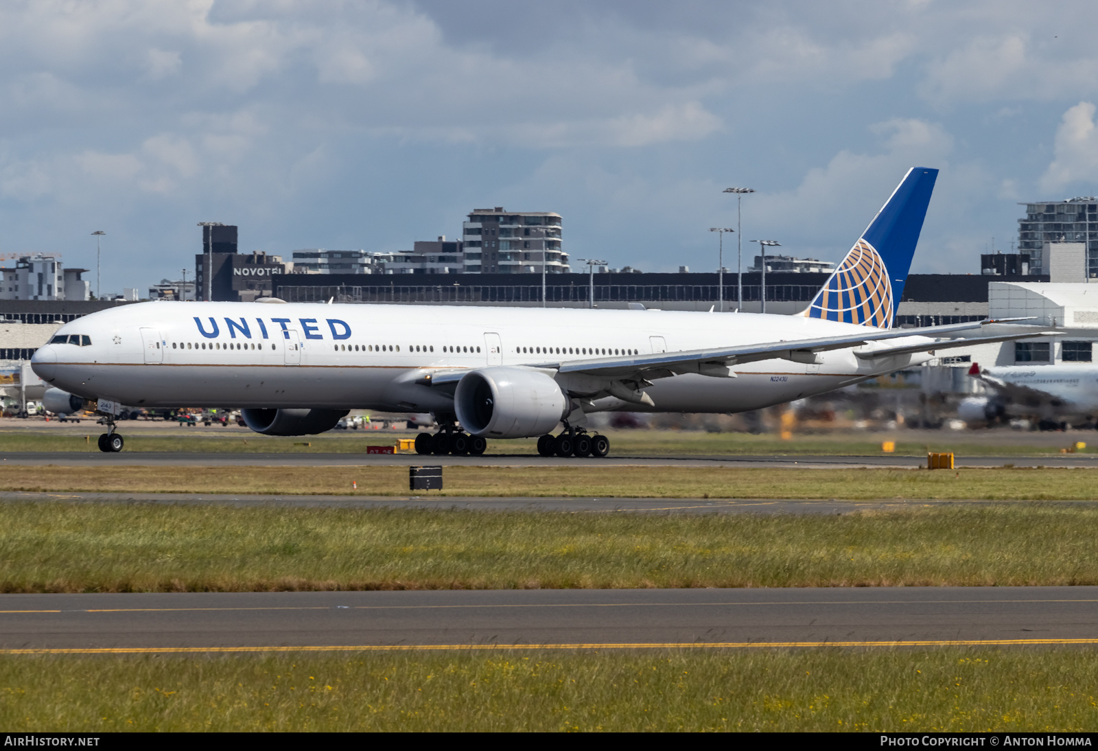 Aircraft Photo of N2243U | Boeing 777-300/ER | United Airlines | AirHistory.net #503454