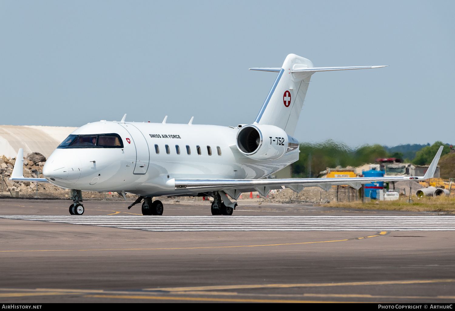 Aircraft Photo of T-752 | Bombardier Challenger 604 (CL-600-2B16) | Switzerland - Air Force | AirHistory.net #503580