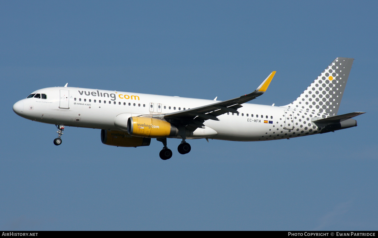 Aircraft Photo of EC-MFM | Airbus A320-232 | Vueling Airlines | AirHistory.net #503894