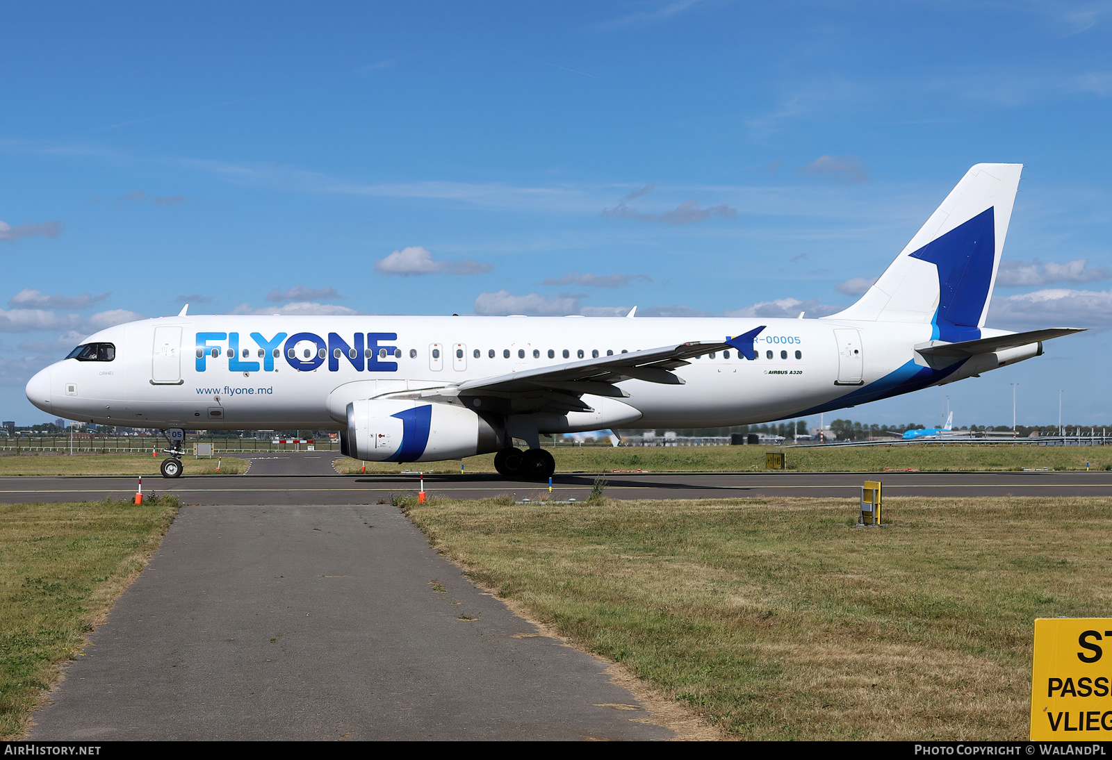 Aircraft Photo of ER-00005 | Airbus A320-232 | FlyOne | AirHistory.net #504750
