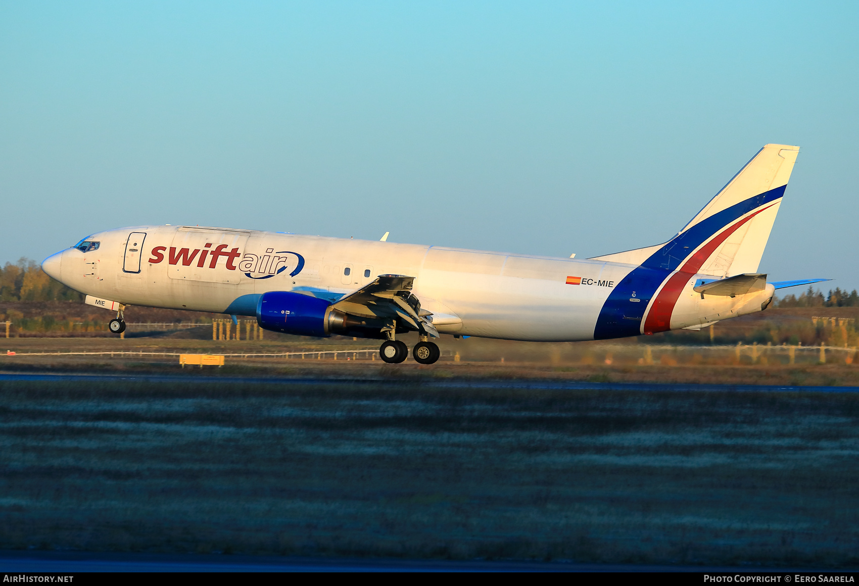 Aircraft Photo of EC-MIE | Boeing 737-4Y0(SF) | Swiftair | AirHistory.net #505815