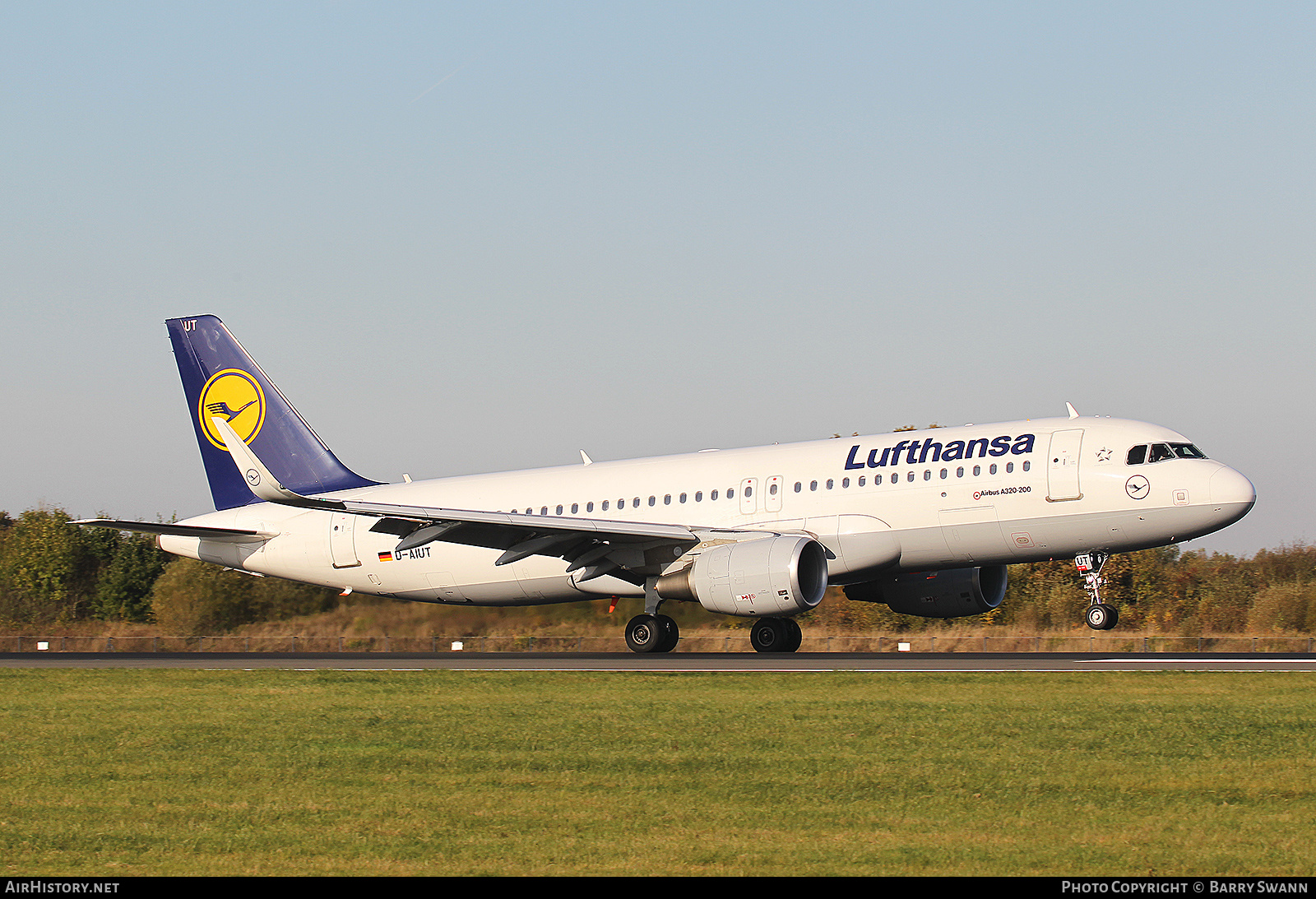 Aircraft Photo of D-AIUT | Airbus A320-214 | Lufthansa | AirHistory.net #510176