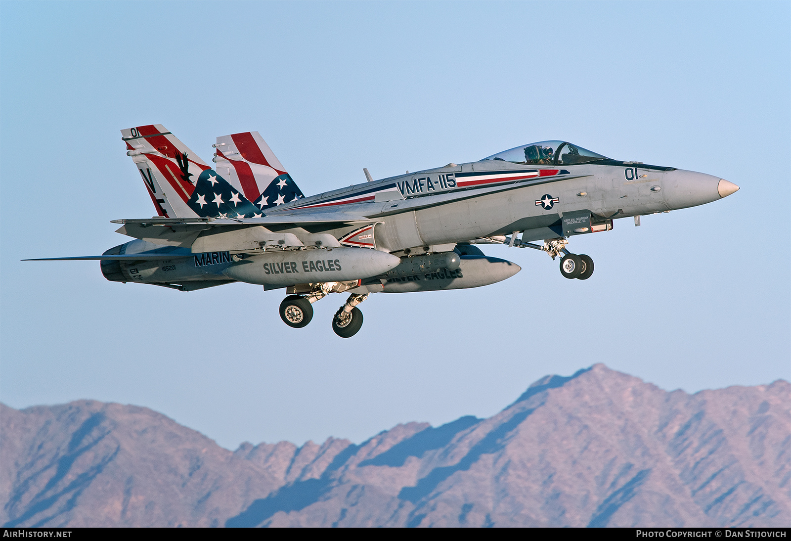 Aircraft Photo of 165201 | McDonnell Douglas F/A-18C Hornet | USA - Marines | AirHistory.net #512443