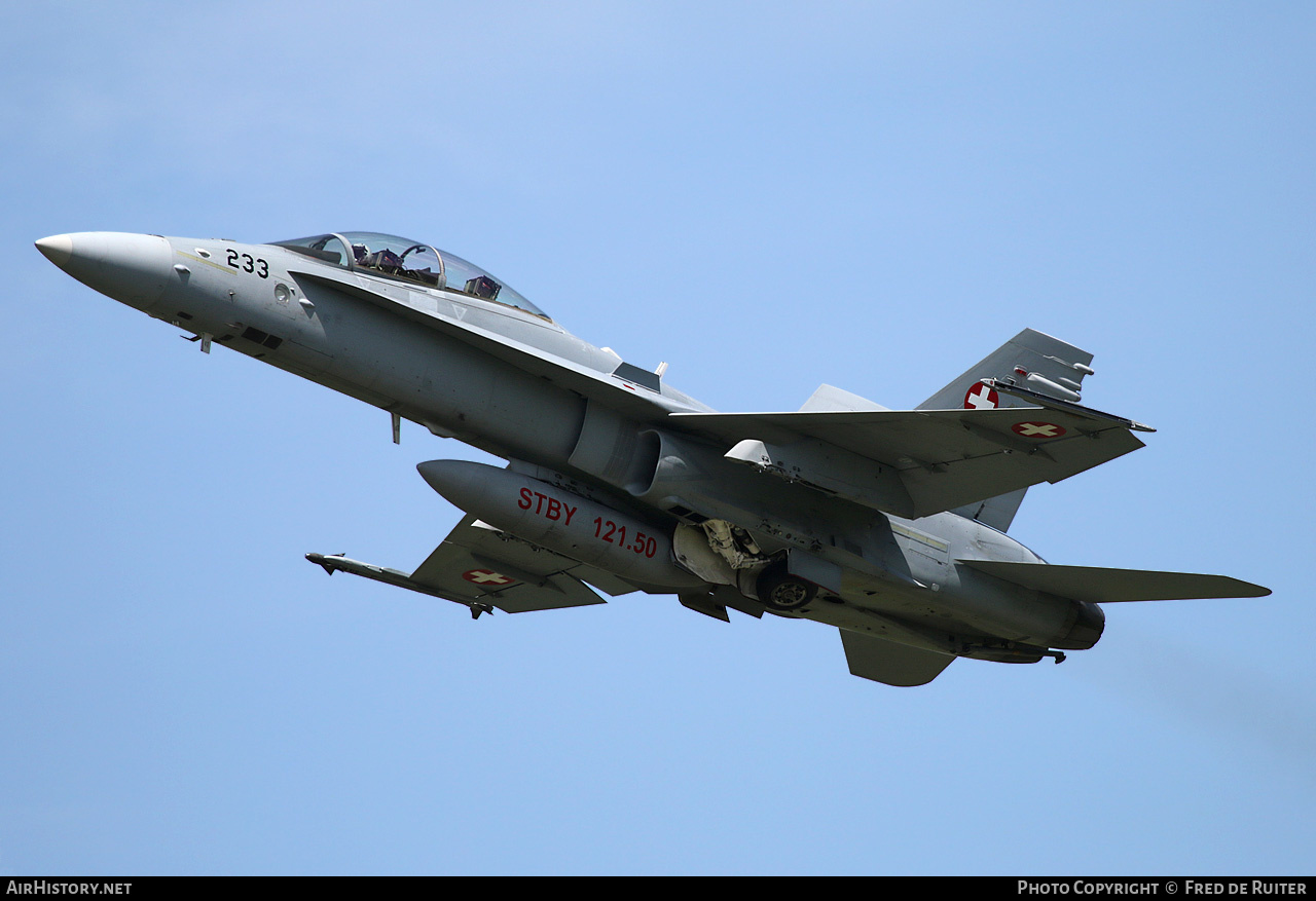 Aircraft Photo of J-5233 | McDonnell Douglas F/A-18D Hornet | Switzerland - Air Force | AirHistory.net #512764