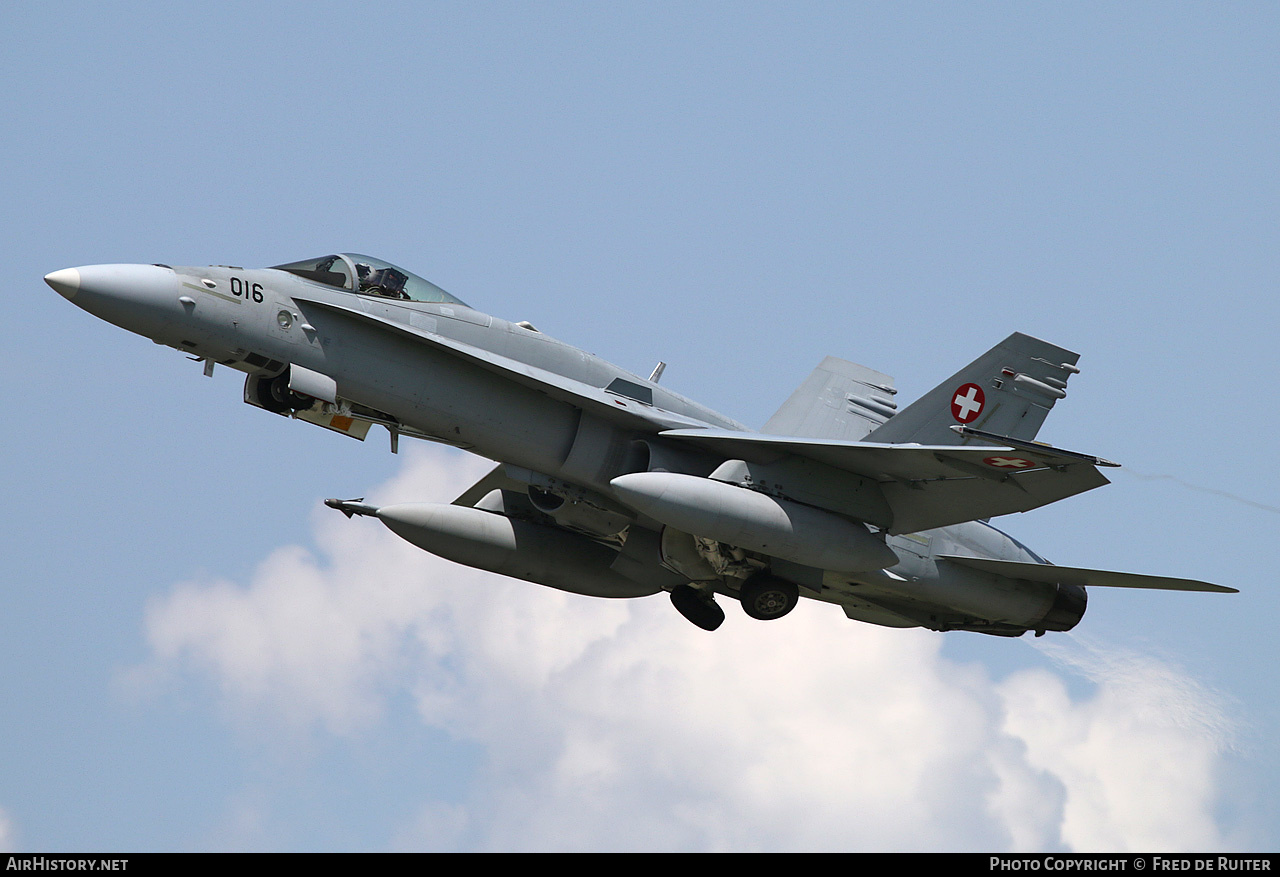 Aircraft Photo of J-5016 | McDonnell Douglas F/A-18C Hornet | Switzerland - Air Force | AirHistory.net #512817