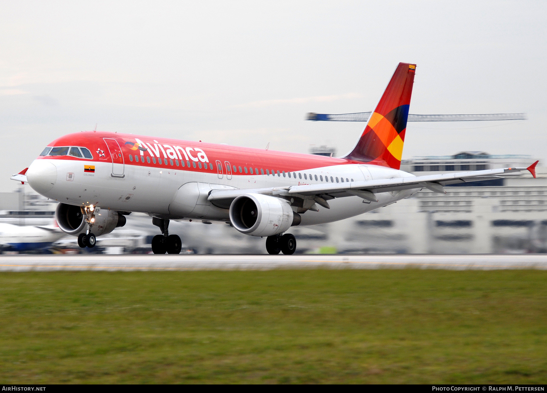 Aircraft Photo of N821AV | Airbus A320-214 | Avianca | AirHistory.net #514026