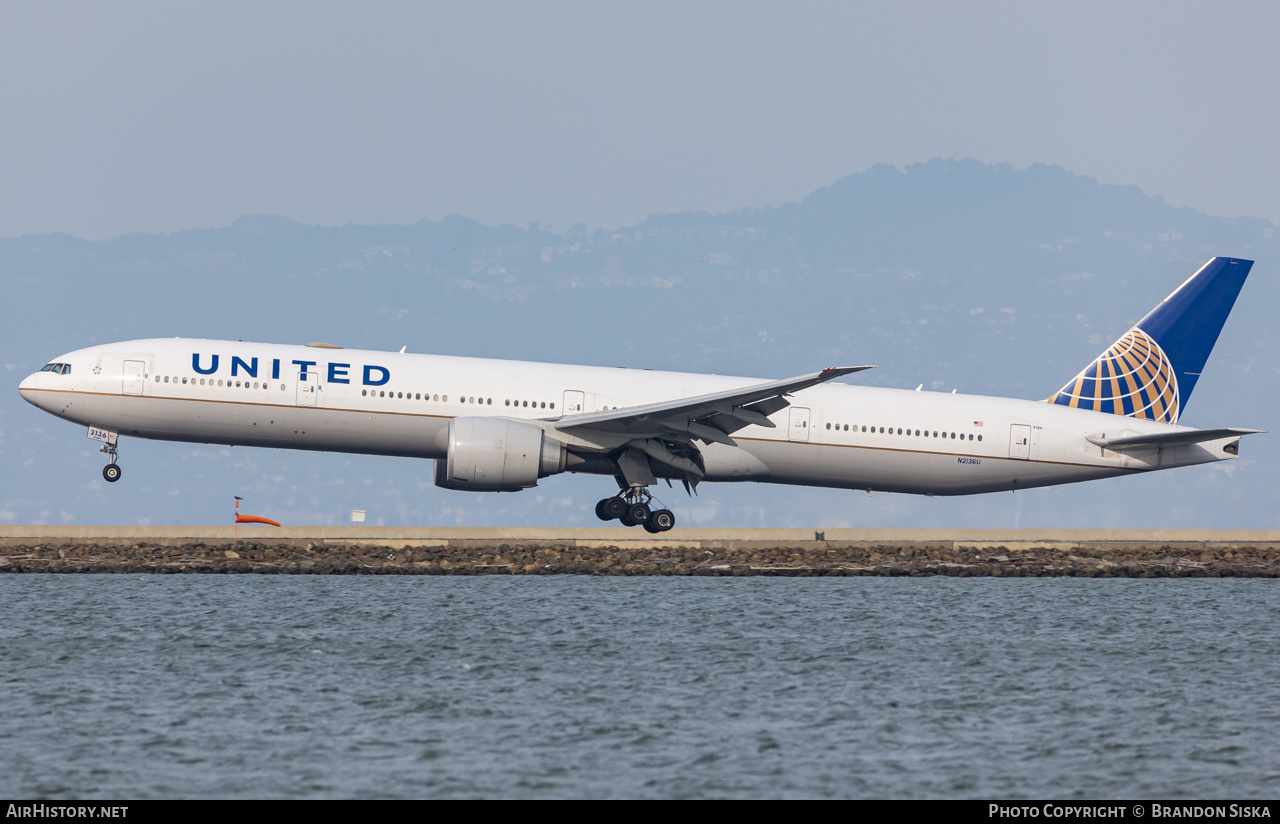 Aircraft Photo of N2136U | Boeing 777-300/ER | United Airlines | AirHistory.net #514299