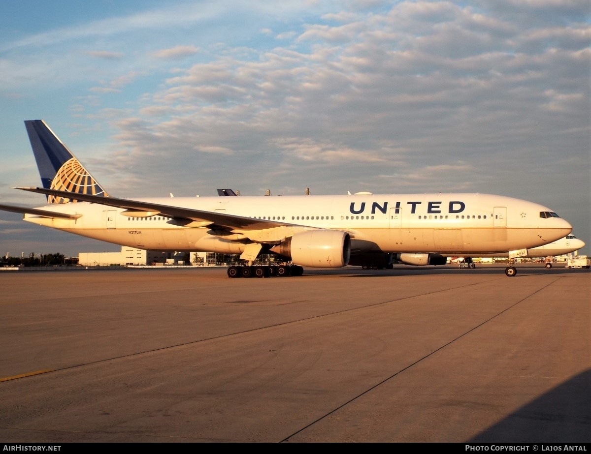 Aircraft Photo of N217UA | Boeing 777-222/ER | United Airlines | AirHistory.net #514877