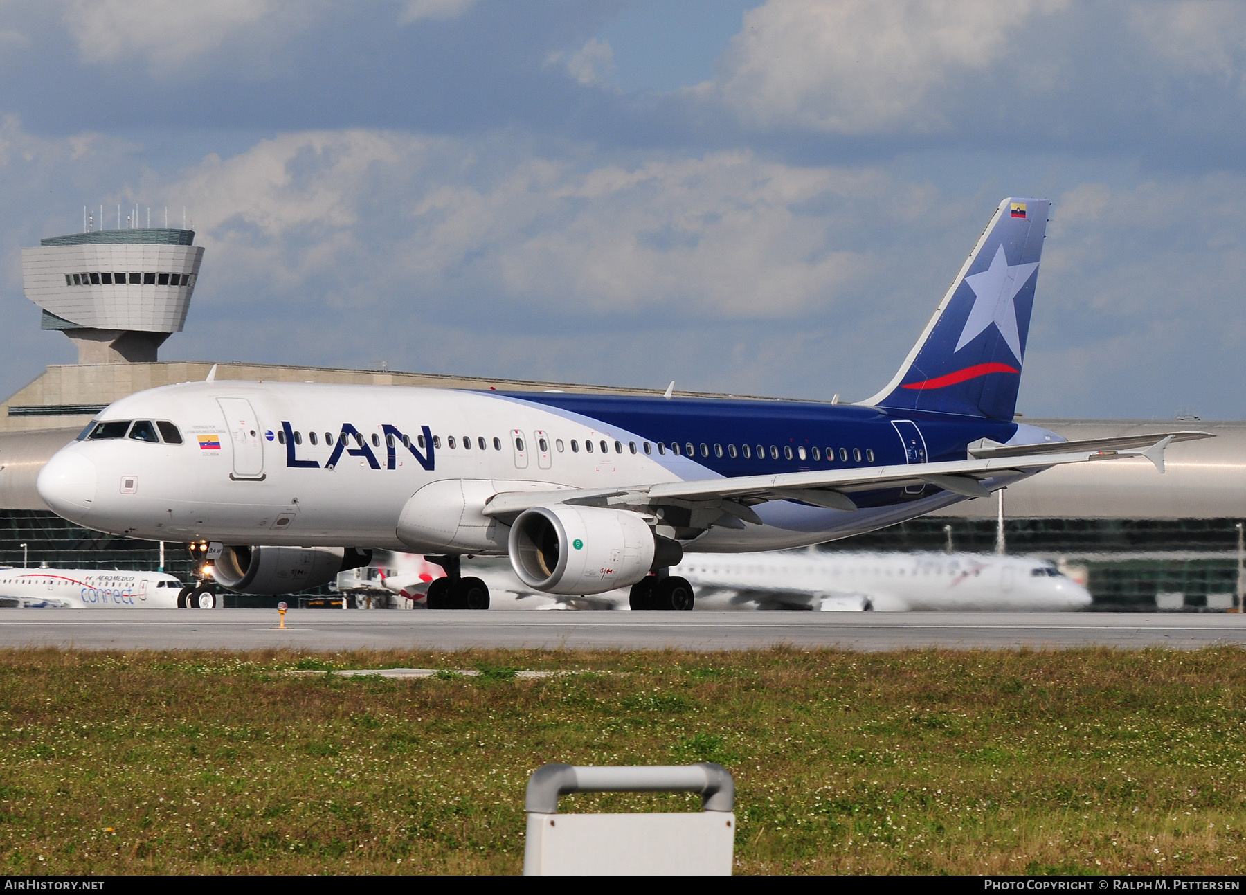 Aircraft Photo of CC-BAW | Airbus A320-214 | LAN Airlines - Línea Aérea Nacional | AirHistory.net #514891