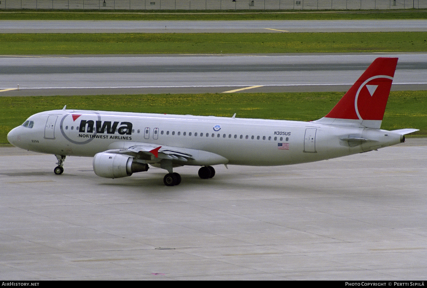 Aircraft Photo of N305US | Airbus A320-211 | Northwest Airlines | AirHistory.net #516283