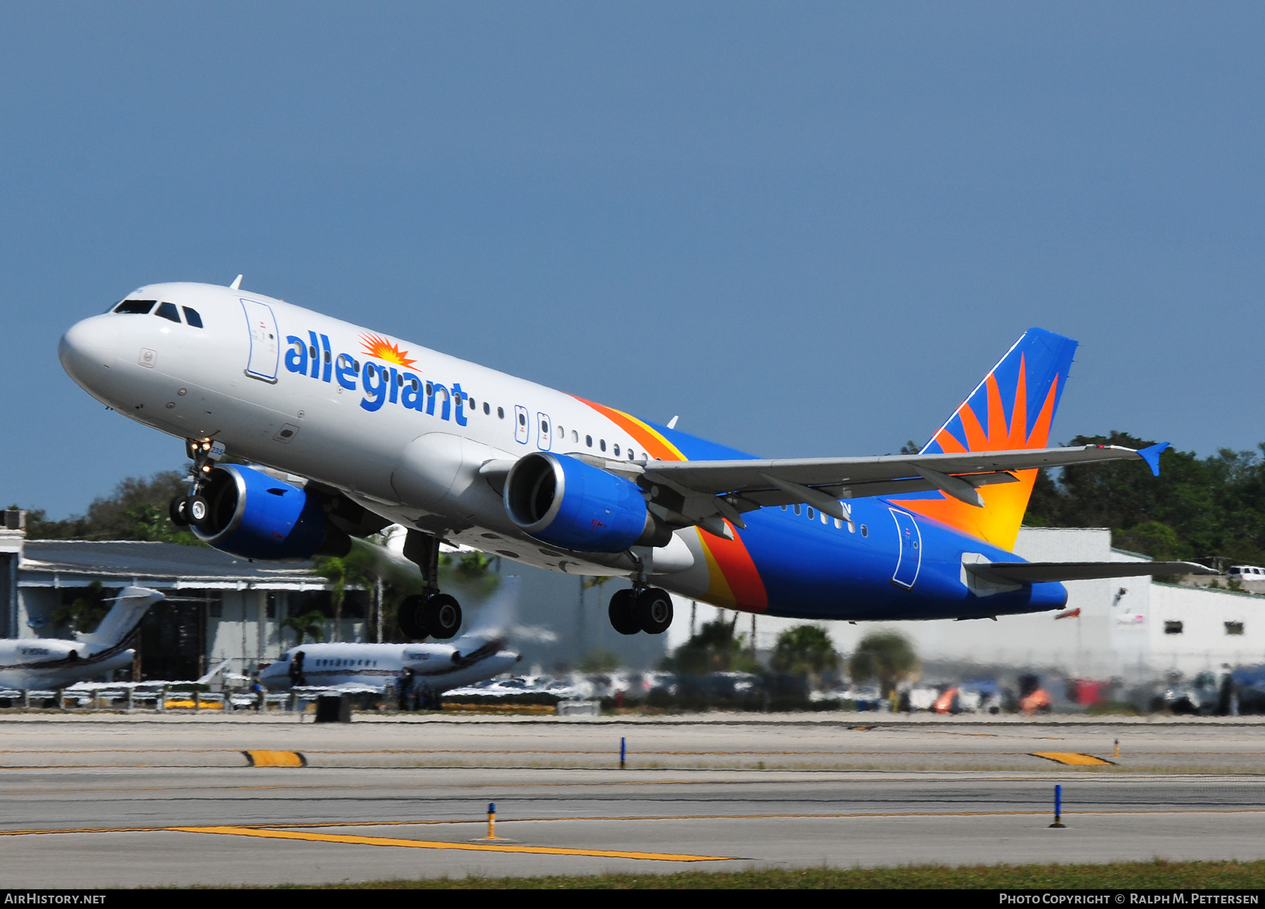 Aircraft Photo of N235NV | Airbus A320-214 | Allegiant Air | AirHistory.net #517273