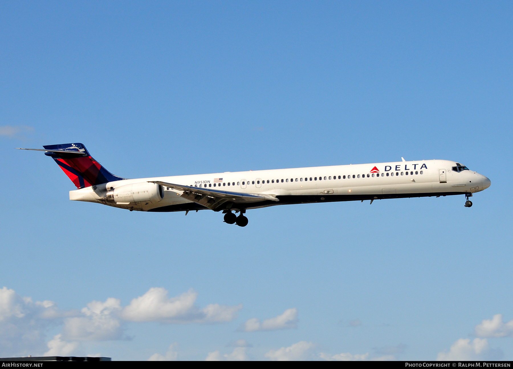 Aircraft Photo of N951DN | McDonnell Douglas MD-90-30 | Delta Air Lines | AirHistory.net #517311
