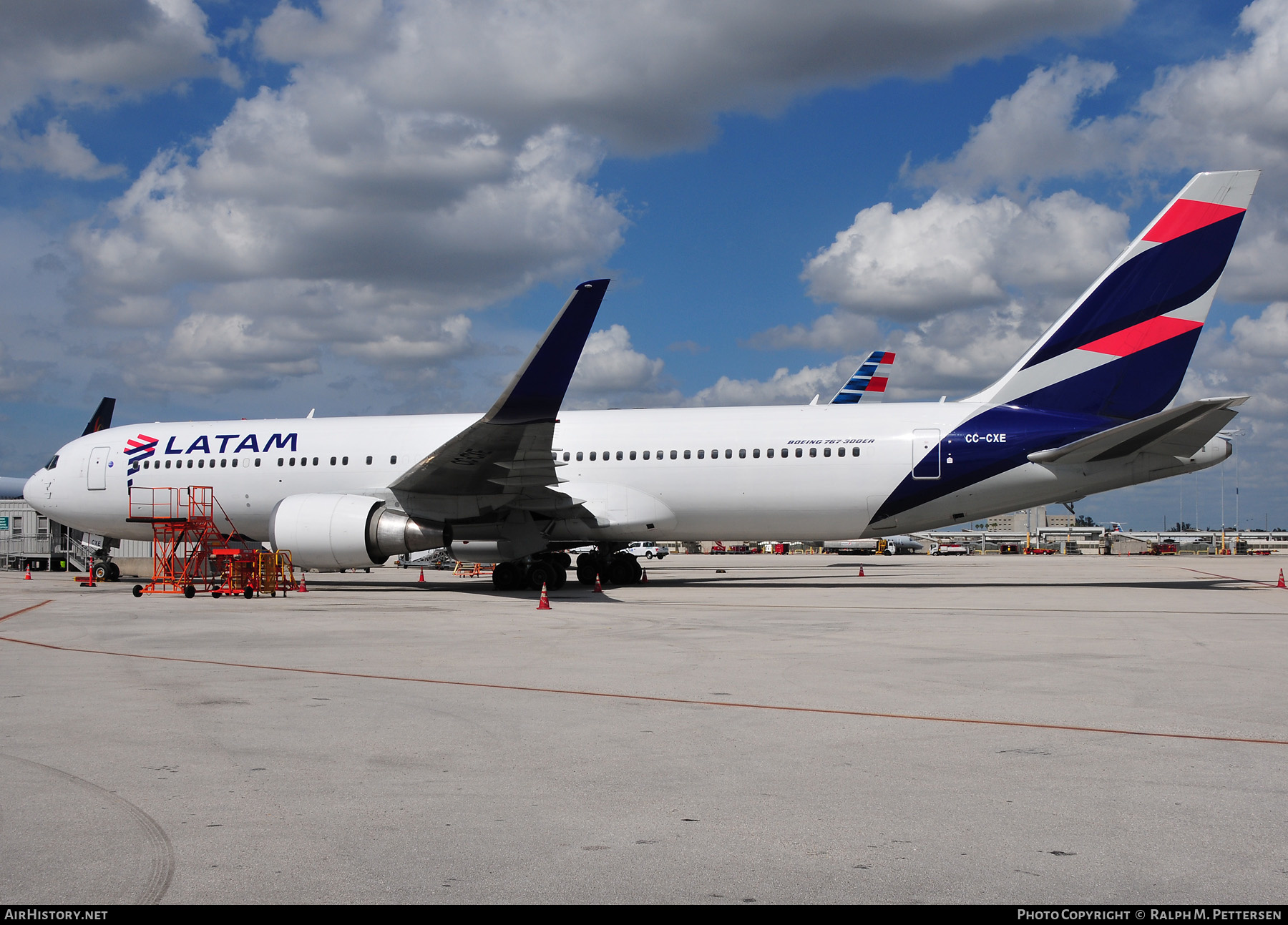Aircraft Photo of CC-CXE | Boeing 767-316/ER | LATAM Airlines | AirHistory.net #517379