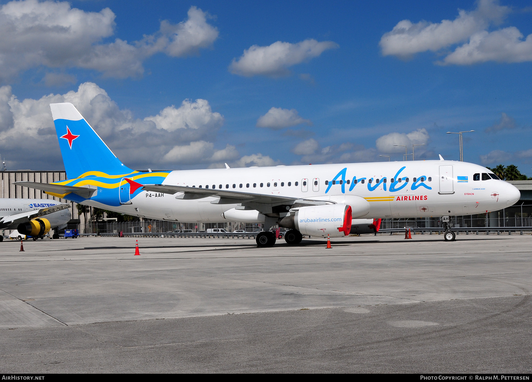 Aircraft Photo of P4-AAH | Airbus A320-214 | Aruba Airlines | AirHistory.net #517388