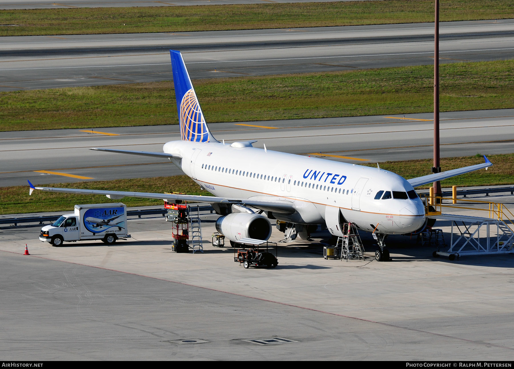 Aircraft Photo of N465UA | Airbus A320-232 | United Airlines | AirHistory.net #517395
