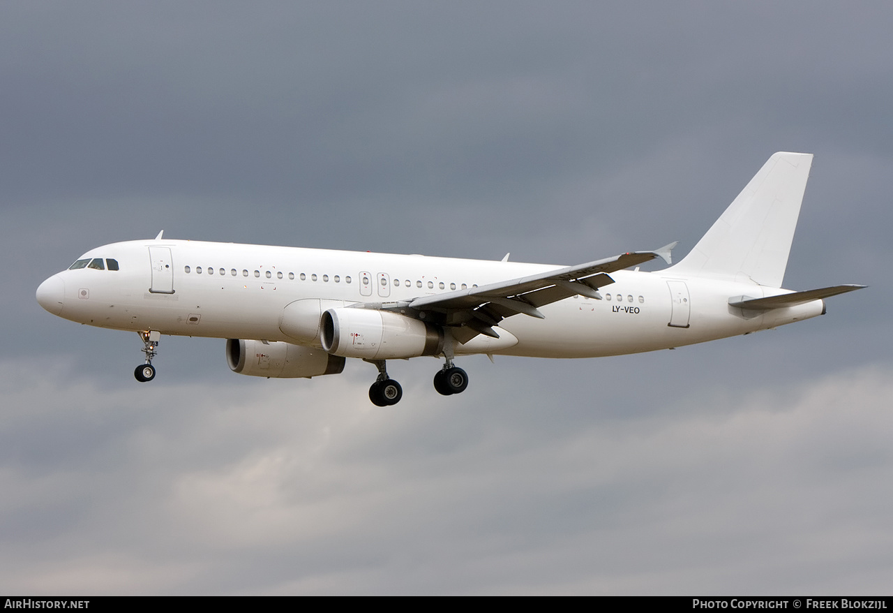 Aircraft Photo of LY-VEO | Airbus A320-233 | AirHistory.net #517447