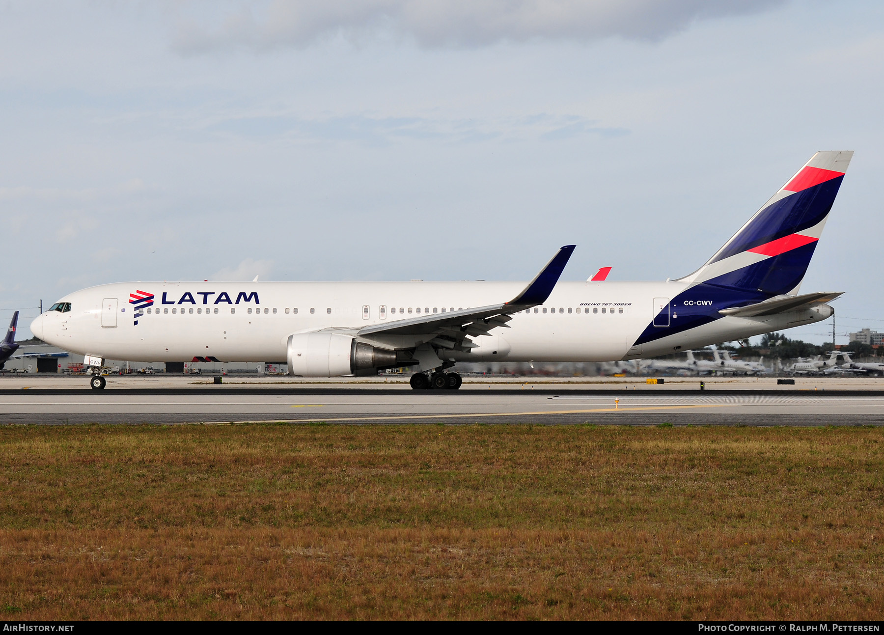 Aircraft Photo of CC-CWV | Boeing 767-316/ER | LATAM Airlines | AirHistory.net #517994