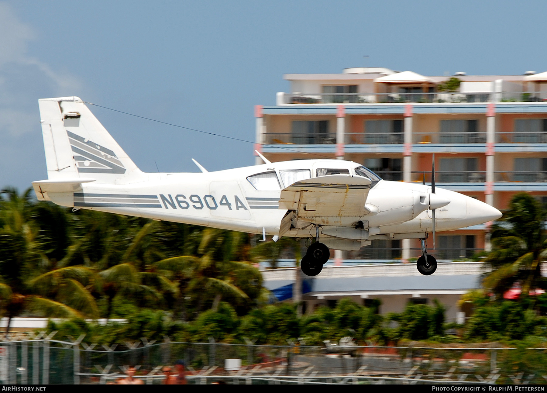 Aircraft Photo of N6904A | Piper PA-23-250 Aztec F | AirHistory.net #519771