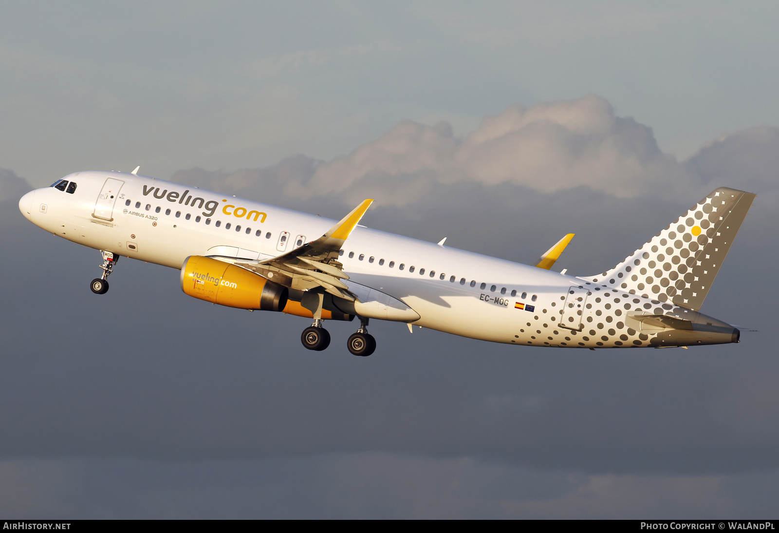 Aircraft Photo of EC-MOG | Airbus A320-232 | Vueling Airlines | AirHistory.net #520326
