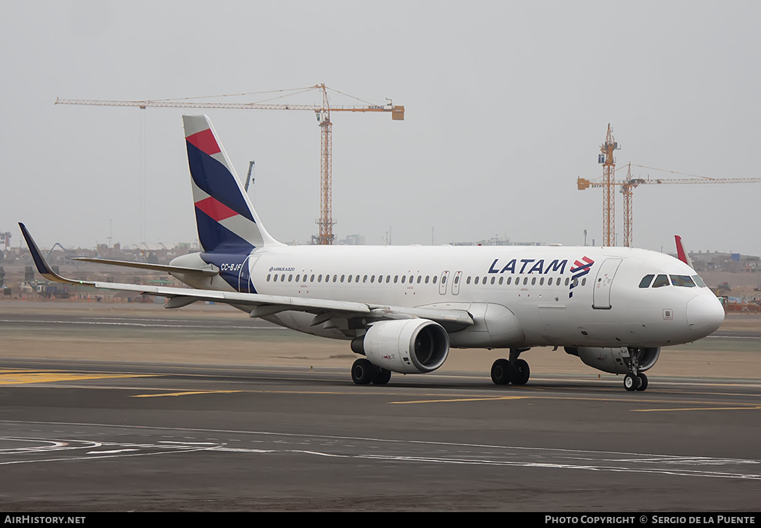 Aircraft Photo of CC-BJF | Airbus A320-214 | LATAM Airlines | AirHistory.net #521113